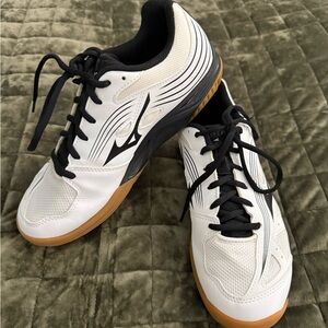 Mizuno White Black Athletic Indoor Court Shoes with Gum Outsole
